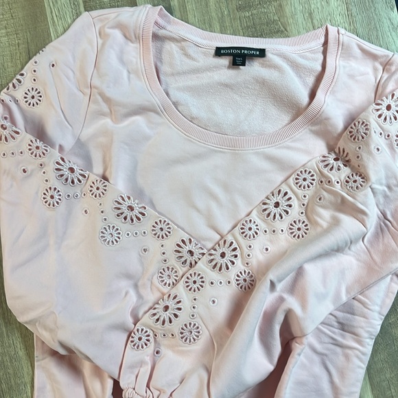 Boston Proper Eyelet Sleeve Sweatshirt NEW - Picture 4 of 5